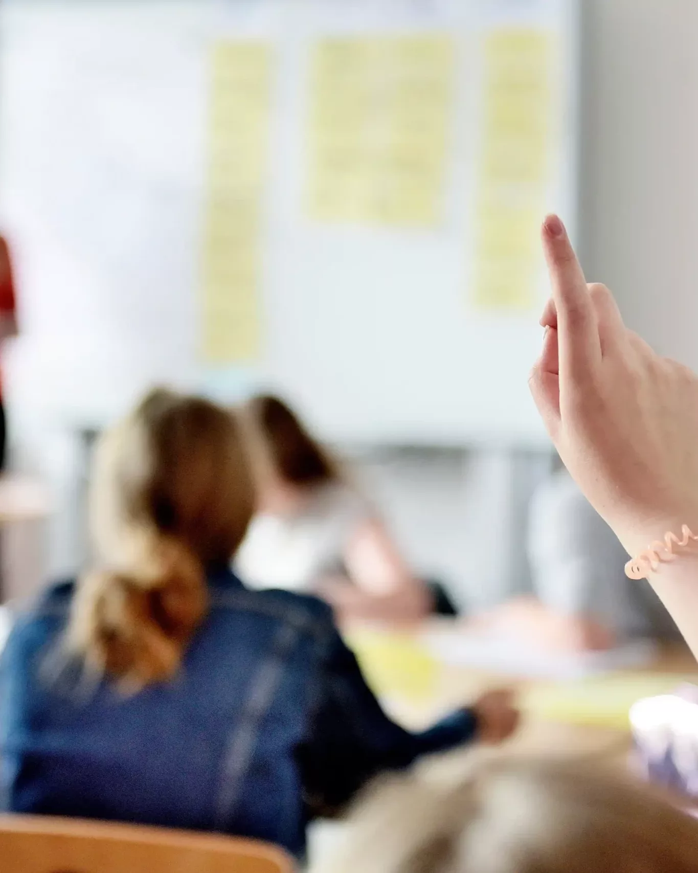 Lindenschule Websitetitelbild Wortmeldung im Klassenraum